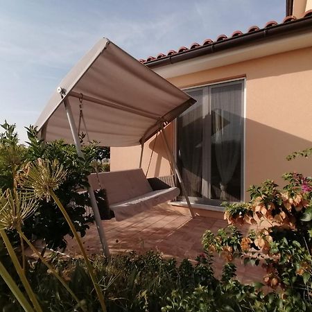 Vila Dubravka - Schoen Und Komfortabel Inmitten Von Olivenbaeumen Und Weinbergen Mit Whirlpool Valtura Bagian luar foto